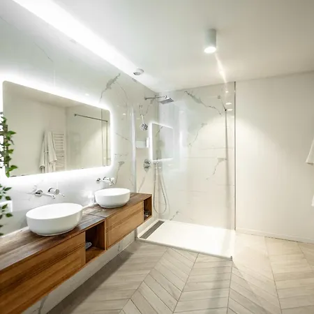 Upscale Triplex With Terrace Daire *