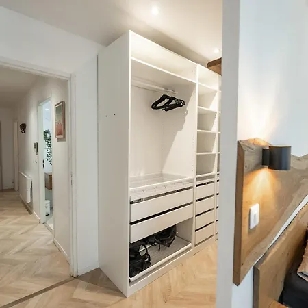 Daire Upscale Triplex With Terrace