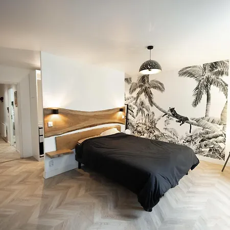 Upscale Triplex With Terrace Daire